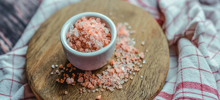 Банные процедуры с гималайской розовой солью: полезные эффекты